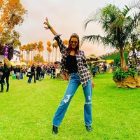 The Hands-UpUntuk menampilkan keriaan, biasanya para selebgram akan berpose dengan tangan ke atas dan terbuka seperti ini. Foto: Instagram