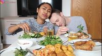 Makan Ayam Geprek dengan Sambal Uleg, Bule Jerman Ini Ketagihan