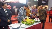Pria lulusan S2 University of Melbourne ini juga tampak aktif dalam berbagai kegiatan. Lewat instagramnya @airlanggahartanto, ia sering pamer momen kulineran. Foto: instagram @airlanggahartanto