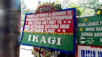 Tulisan karangan bunganya pun unik-unik. Sebut saja karangan bunga Yayasan Awak Kabin Indonesia yang tertulis Terimakasih Pak Erick Thohir & Ibu Sri Mulyani & Bea Cukai yang menyelamatkan Garuda dari Pimpinan yang Tidak Punya Integritas.