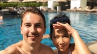 Nikita Mirzani sempat heboh dan viral saat foto bersama pembalap terkenal Jeorge Lorenzo. Tapi beberapa waktu lalu, Lorenzo baru saja mengunggah foto kebersamaannya dengan seorang model cantik asal Malaysia. Foto: Instagram @dayanaroza