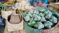 Ada berbagai makanan dan minuman tradisional yang dijual di pasar ini. Ada Lemet, tiwul, tawonan (gethuk jagung), dawet ireng, jamu, cingklung (ketela yang direbus dengan legen kelapa), cao asli daun yang diperas dan lain-lain. (Rinto Heksantoro/detikcom)