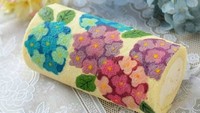 Bolu gulung dengan motif bunga mekar ini juga banyak difavoritkan banyak orang. Buktinya foto bolu gulung ini mendapat banyak likes dan komentar dari netizen. Foto: Instagram @ojiobachanok