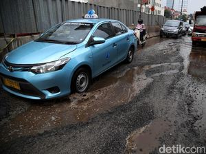 Waduh, Jalan Boulevard Kelapa Gading Rusak dan Tergenang Air
