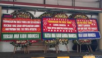 Karangan bunga mulanya tampak di pintu parkir basement Kementerian BUMN. Kemudian karangan bunga dipasang di lobi.