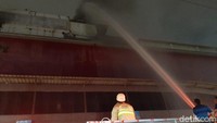 Foto: Yoki/detikcom Hingga pukul 01.47 WIB, petugas juga masih menyisir api di dalam gedung. Api belum bisa benar-benar dipadamkan karena banyak yang tertutup puing-puing bangunan.