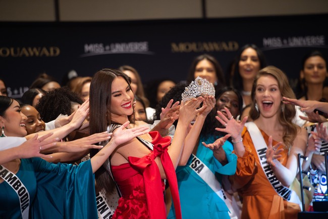 Tantangan kami adalah menciptakan sesuatu dengan pendekatan nilai-nilai Miss Universe, lalu menerjemahkannya ke dalam bentuk mahkota berlian yang merepresentasikan ambisi, persatuan, keberagaman dan kecantikan, kata Pascal yang juga mewakili Mouawad. (Foto: Marcus Ingram/Getty Images)