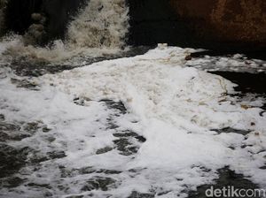 Lagi, Lautan Busa Kembali Muncul di Aliran KBT Cipinang