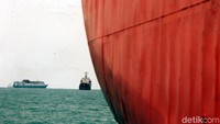 Warga yang akan menyeberang bisa menggunakan kapal feri. Waktu penyeberangan dari Merak-Bakauheni kurang lebih 2 jam.