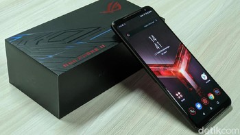 ROG Phone 2 dibekali fitur bernama AirTriger II untuk memudahkan pengontrolan bermain game, serupa tombol L1 dan R1 di PlayStation. Tersedia pula fitur Armoury Crate untuk meningkatkan performa nge-game. Foto: Adi Fida Rahman/detikINET