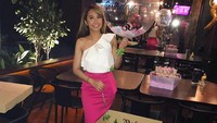  Rayakan ulang tahun di salah satu restoran kekinian. Dayana dapat kejutan menarik dari teman-temannya, berupa kue ulang tahun, karangan bunga, hingga balon yang meriah. Foto: Instagram @dayanaroza