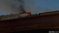 Foto: Kebakaran di Mal Lokasari, Jakarta Barat. (Yoki Alvetro-detikcom) Sumber api berasal dari lantai 5 ruang ex Diskotek Miles. Api dan asap hitam membumbung tinggi