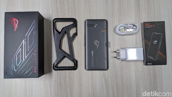 Semua isi di dalam kotak kemasan penjualan ROG Phone 2 di Indonesia.  Foto: Adi Fida Rahman/detikINET