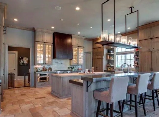 Dapurnya pun ditata mewah dengan island yang besar untuk menyiapkan makanan. Dilengkapi juga dengan meja bar serta kursi. Foto: Dok. Zillow