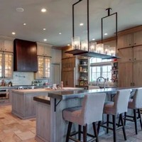 Dapurnya pun ditata mewah dengan island yang besar untuk menyiapkan makanan. Dilengkapi juga dengan meja bar serta kursi. Foto: Dok. Zillow