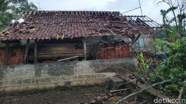 Angin Puting Beliung Rusak Sejumlah Rumah di Linggasari Ciamis