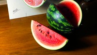 Bakat melukis Marcello ternyata sudah muncul saat dirinya berusia 9. Ia memanfaatkan pensil warna sebagai alat utama dalam melukis. Ada yang bisa tebak mana semangka asli dan lukisan semangka? Foto: Marcello Barenghi