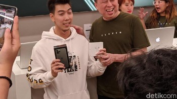 Vincent, sang pengantri pertama penjualan perdana iPhone 11 di Indonesia. Dia mengaku berangkat dari jam 4 pagi dari rumahnya di Pluit, Jakarta Utara. (Foto: detikINET/Adi Fida Rahman)