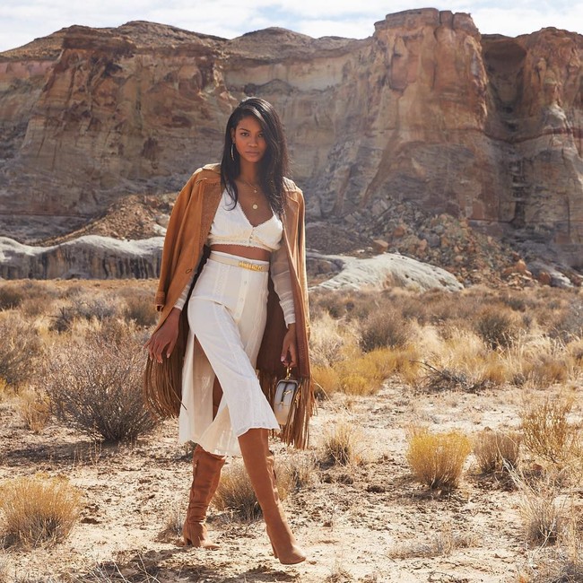 The StrideUntuk terlihat gaya tanpa usaha, para selebgram sering menggunakan gaya ini. Yakni berpose seperti sedang berjalan. Biasanya pose ini diterapkan di jalanan atau tempat wisata. Foto: Instagram