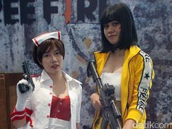 Cosplayer Seksi Meriahkan Final IndiHome eSports League