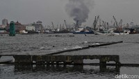 Tampak sisa-sisa tanggul lama yang sudah terendam air laut.