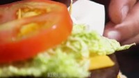 Burger ini gunakan tusuk gigi dan spons make up agar tertata rapih dan tidak kempes. Foto: Youtube Kerajinan 5 Menit