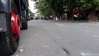 Massa akhirnya membubarkan diri setelah terjadi dialog dengan pihak kepolisian.