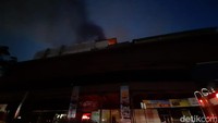 Foto: Kebakaran di Mal Lokasari, Jakarta Barat. (Yoki Alvetro-detikcom) Kebakaran di Mal Lokasari Jakarta Barat terjadi sejak pukul 16.33 WIB. Tidak ada korban akibat kebakaran ini. Tidak ada (korban), (yang terjebak juga) tidak ada, ujar Ketua Tim Piket Dinas Pemadam Kebakaran Jakarta Barat Agus Surya Mandala.