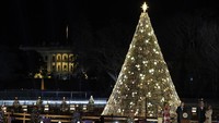 Presiden Amerika Serikat Donald Trump didampingi sang istri, Melania Trump menghadiri acara penyalaan pohon Natal Nasional yang diselenggarakan di luar Gedung Putih, Washington, Kamis (6/12/2019) waktu setempat. Susan Walsh/AP Photo.