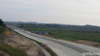 Kabarnya, berkat jalan tol tersebut, jarak tempuh Balikpapan-Samarinda bisa lebih singkat. Kalau lewat jalur normal memakan waktu sekitar 2,5 jam sampai 3 jams, berkat tol Balikpapan-Samarinda waktu tempuhnya dipangkas menjadi 1,5 jam. Foto: Rangga Rahardiansyah/detikOto