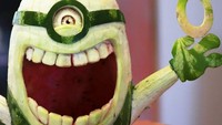 Minion bermata satu itu terbuat dari buah semangkat. Makin lucu karena ada giginya! Foto: Instagram @valeriano_fatica