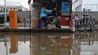 Memasuki musim hujan, banjir menjadi salah satu persoalan yang terus diantisipasi dan dicari solusinya agar tak mengganggu aktivitas warga.