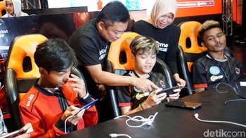 Di era digitalisasi ini, IndiHome melihat antusiasme pecinta eSport di Indonesia semakin meningkat, terutama pada kalangan milennial. eSports tidak hanya dijadikan pertandingan yang menyenangkan untuk mengisi waktu luang, tapi kini bisa menjadi sebuah profesi dengan penghasilan yang menjanjikan.