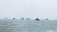 Bila pingin lebih cepat sampai, pelabuhan juga menyediakan kapal ekspres. Waktu yang dibutuhkan sekitar satu jam.