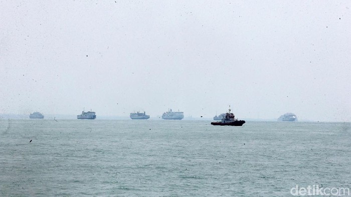Kapal-kapal besar tampak melakukan aktivitas di perairan Pelabuhan Merak, Banten. Pelabuhan Merak adalah sebuah pelabuhan penyeberangan di Pulo Merak, Kota Cilegon, Banten yang menghubungkan Pulau Jawa dengan Pulau Sumatra yang dipisahkan oleh (Selat Sunda/Gunung Krakatau).