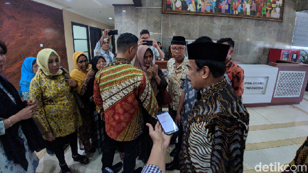 Korban First Travel Cegat Menag.