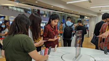 Harga iPhone 11 - 64 GB Rp 12,999 juta, 128 GB Rp 14,199 juta, 256 GB Rp 16,199 juta. Harga iPhone 11 Pro - 64 GB Rp 18,499 juta, 256 GB Rp 21,799 juta, 512 GB Rp 25,799 juta. Harga iPhone 11 Pro Max - 64 GB Rp 19,999 juta, 256 GB Rp 23,699 juta, 512 GB Rp 27,499 juta.  (Foto: detikINET/Adi Fida Rahman)
