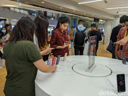 Keramaian Penjualan Perdana iPhone 11 di Indonesia