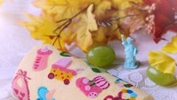Kalau bolu gulung yang satu ini terinpirasi dari peralatan bayi. Warnanya dimoninasi dengan warna pink membuat bolu gulung ini sayabg untuk dimakan. Foto: Instagram @ojiobachanok
