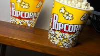 Banyak orang kagum dengan kemampuan melukis Marcello. Ia menampilkan karya super detail seperti buliran popcorn dalam sekeranjang besar popcorn bioskop ini. Foto: Marcello Barenghi