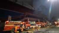 Foto: Kebakaran di Mal Lokasari, Jakarta Barat. (Yoki Alvetro-detikcom) Total ada 24 unit damkar yang dikerahkan untuk memadamkan api. Hingga kini petugas damkar masih berusaha memadamkan api.