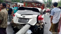 Begini potret tiang listrik yang menembus mobil imbas kecelakaan beruntun di Lumajang.