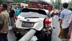 Tiang Listrik Menembus Mobil Imbas Kecelakaan Beruntun di Lumajang