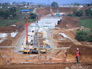 Tol Cisumdawu Penyambung Bandara Kertajati Mandek, Jokowi Geram