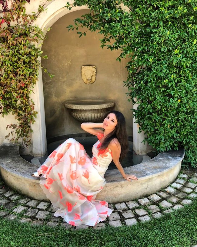 Anna Pletnyova adalah seorang penyanyi Rusia. Tak hanya bersuara emas, Anna juga memiliki kecantikan fisik yang tak terelakan.  Foto: dok. Instagram @dusya_star