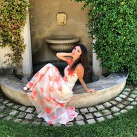 Anna Pletnyova adalah seorang penyanyi Rusia. Tak hanya bersuara emas, Anna juga memiliki kecantikan fisik yang tak terelakan.  Foto: dok. Instagram @dusya_star