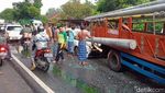 Tiang Listrik Menembus Mobil Imbas Kecelakaan Beruntun di Lumajang