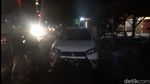 Tiang Listrik Menembus Mobil Imbas Kecelakaan Beruntun di Lumajang