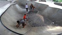 Nampak pula sejumlah anak-anak bermain di area skatepark yang berada di kolong Flyover Pasar Rebo itu.