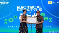 Kerja sama tersebut mengatur program tukar tambah motor BBM dengan motor listrik menggunakan fasilitas kredit kepemilikan kendaraan bermotor Bank BRI.